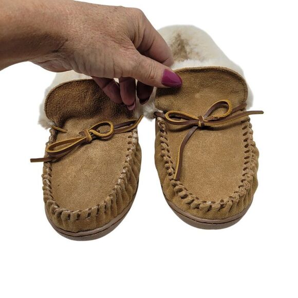 Minnetonka Womens Tan Suede Moccasin Slippers Sherpa Faux Fur Lining Sz 9 - Picture 2 of 10